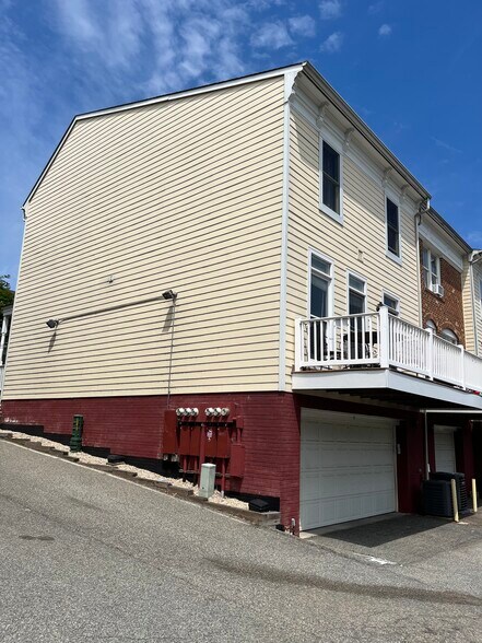 Building Photo - 605 Spring St