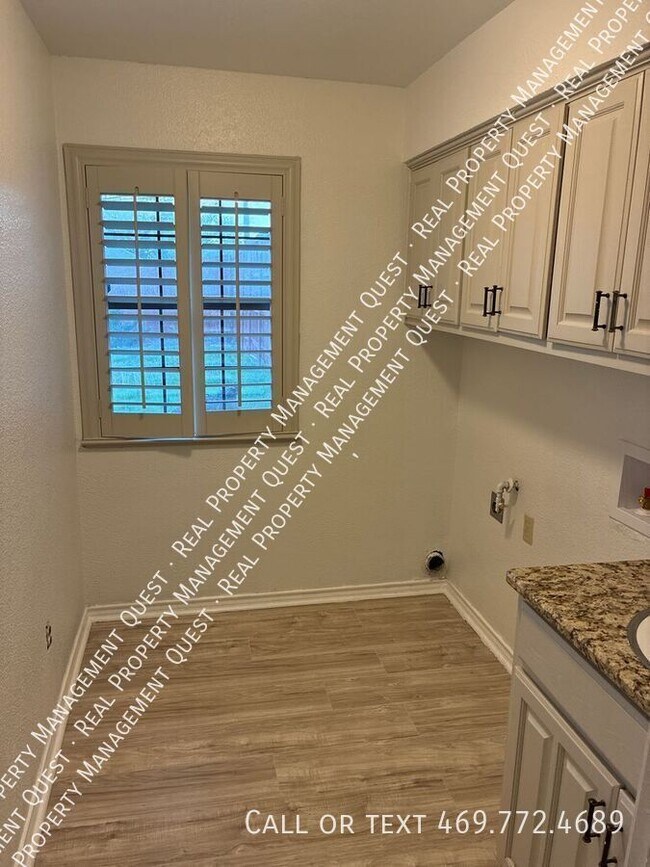 Building Photo - 410 Peacock Cir