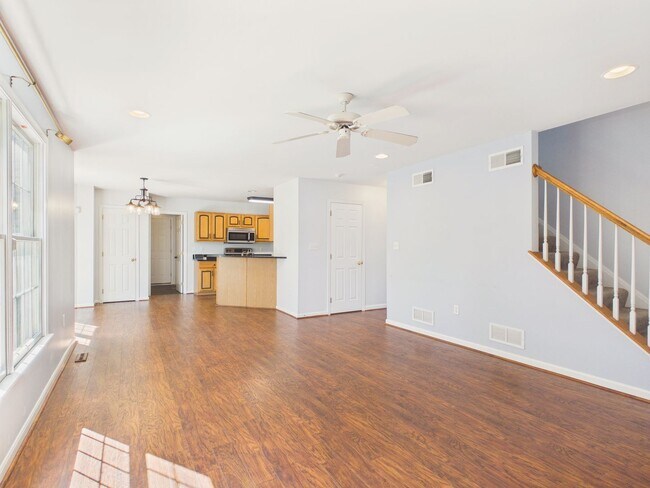 Building Photo - Gorgeous 3 Bedroom Single Family