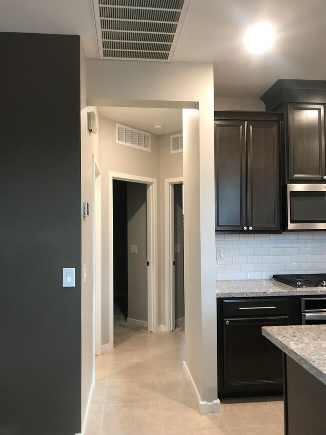 Building Photo - Beautiful Newer 3 bedroom Home Sweetwater ...