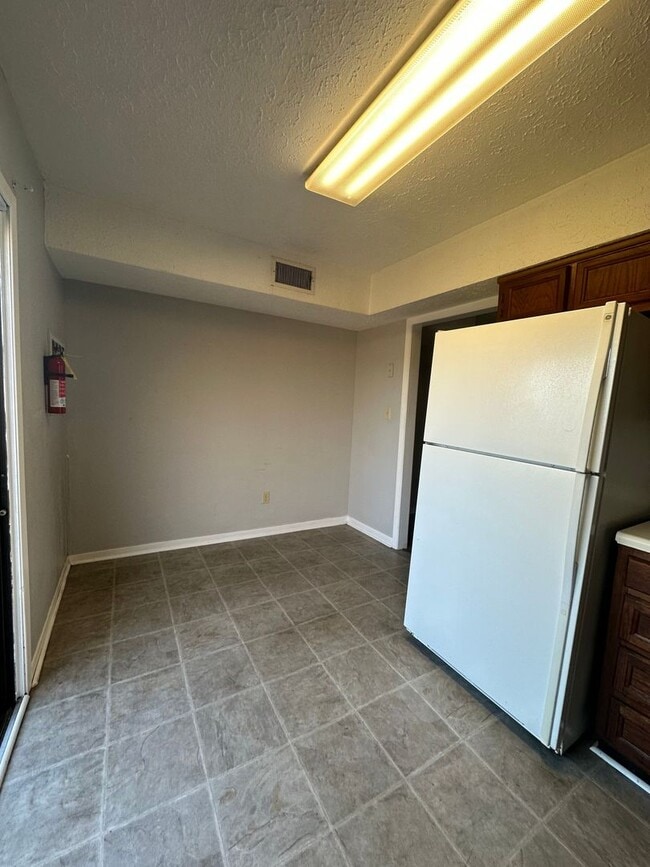 Building Photo - 2 Bedrooms 1.5 baths Townhouse, Kingsport TN