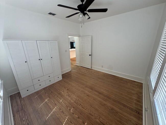 Building Photo - Move-In Ready & Recently Updated 2-Bedroom...