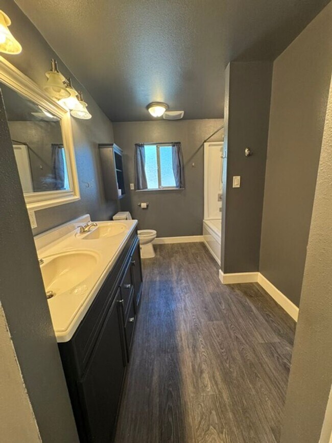 Building Photo - Beautiful 4 Bedroom 2 Bathroom Home with Solar!