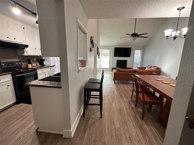 Building Photo - 13821 Hollowgreen Dr