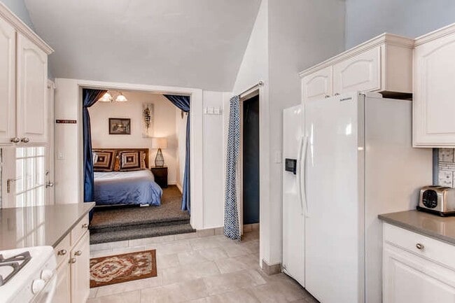 Building Photo - 420 W Oak St