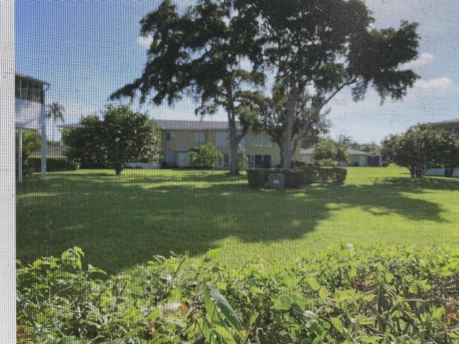 Building Photo - 1100 Boxwood Dr