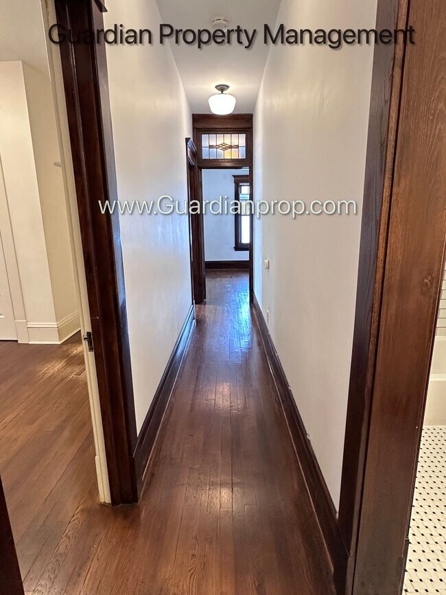 Building Photo - Spacious Condo With Office, Dishwasher, 1 Parking Space, Hardwood Floors, Free Laundry