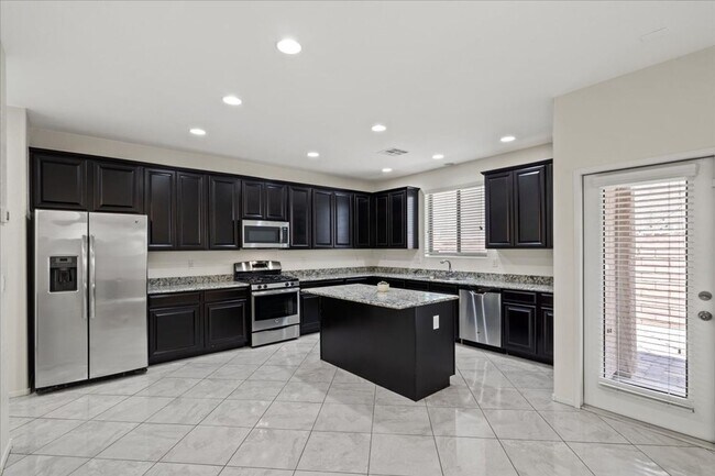 Building Photo - Gorgeous 3 Bed 2.5 Bath Home with Modern Feel