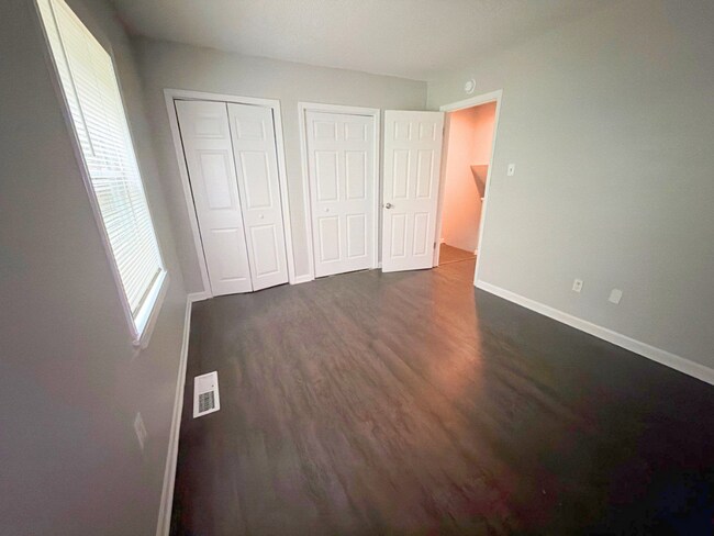 Building Photo - Beautifully Renovated 2 Bed / 1.5 Bath Townhome – Move-In Ready!