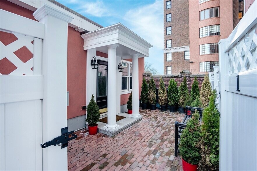 Building Photo - 279 Beacon St