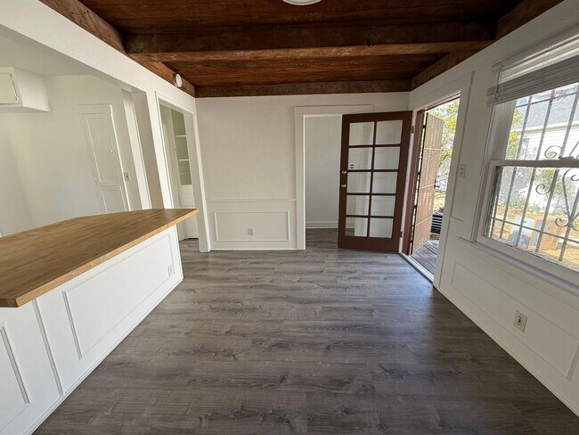 Building Photo - 6028 Eleanor Ave