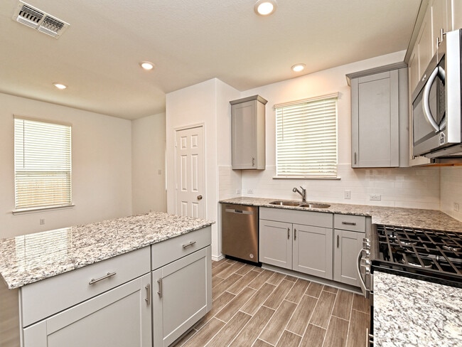 Building Photo - 1625 Holly Lk Dr