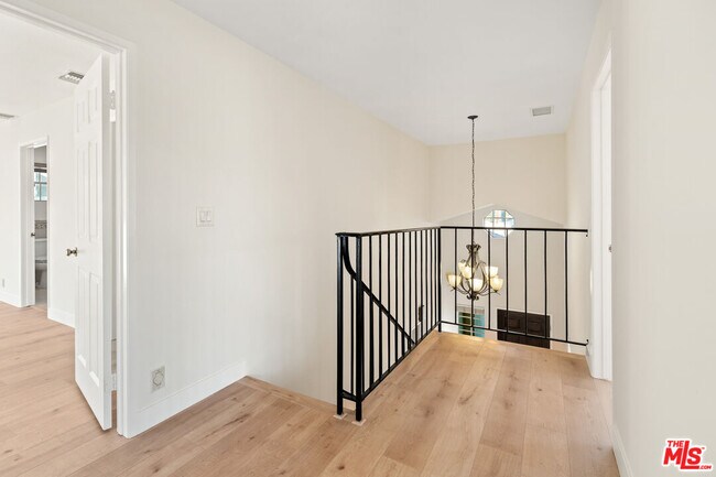 Building Photo - 807 E Orange Grove Ave