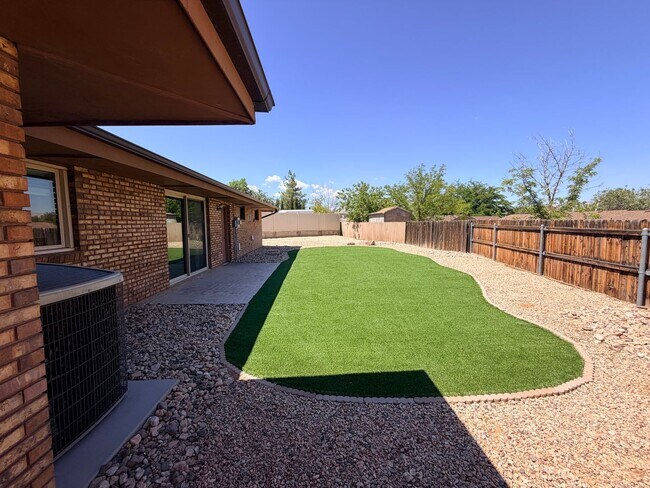 Building Photo - Beautifully remodeled 4 bedroom home with fully fenced backyard in Bloomington Hills with RV parking