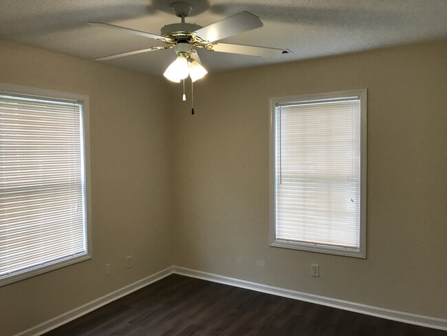 Building Photo - Pet Friendly 3 Bedroom, 2 Bath Home with Garage and Fenced In Back Yard!