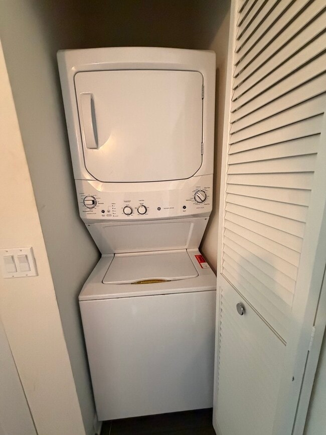 Building Photo - 50 E 16th St