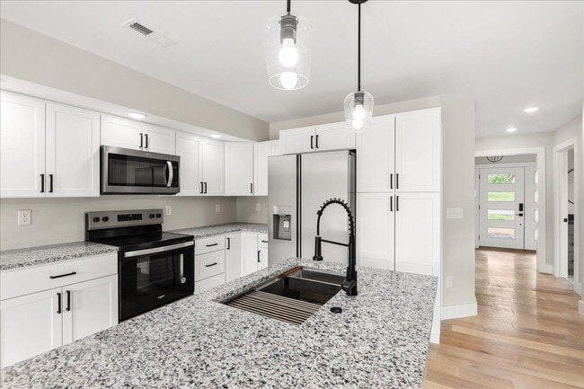 Building Photo - 145 Crooked Creek Dr