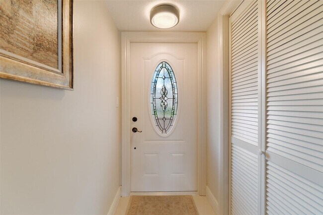 Building Photo - 820 S Hollybrook Dr