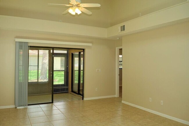 Building Photo - Dr. Phillips Townhome in Gated Community