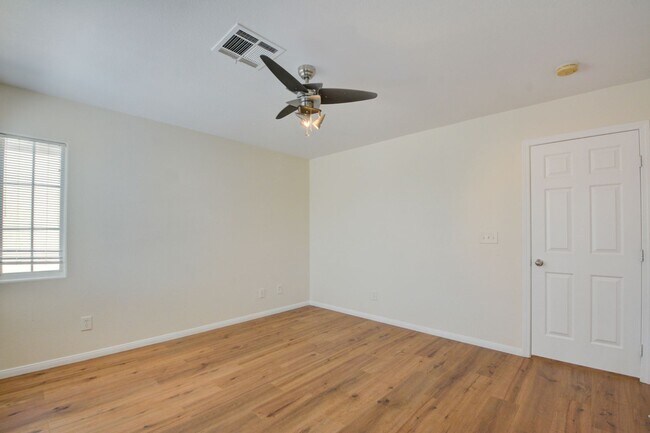 Building Photo - Beautiful two bedroom in great location