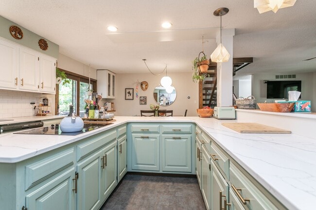 Building Photo - 5 Bed 3 Bath Home