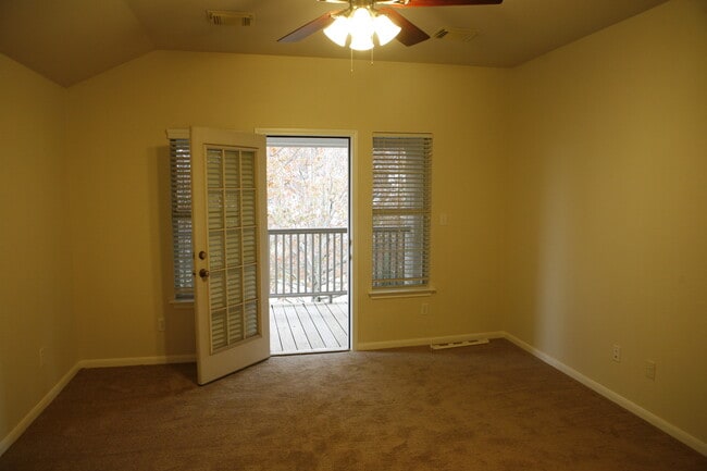 Building Photo - Fabulous 3/2.5   Home in Circle C - Great Views, Yard, Beautiful Home!