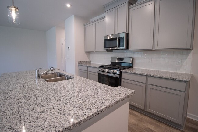 Building Photo - Spacious 4-Bedroom Home - Convenient to Fo...