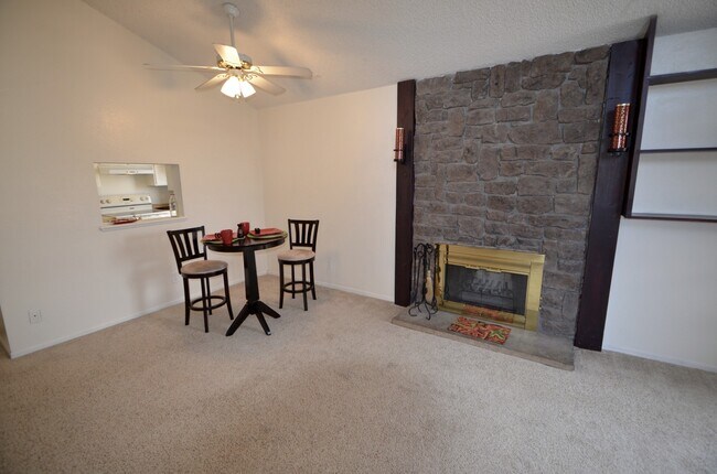 Building Photo - Large 1 Bedroom 1 bath with Loft!