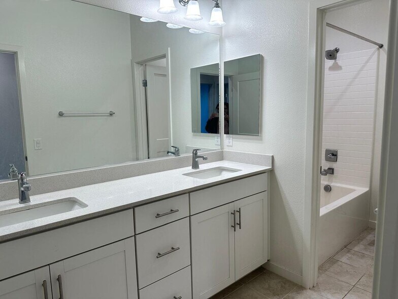 Building Photo - 140 Farmhouse Dr