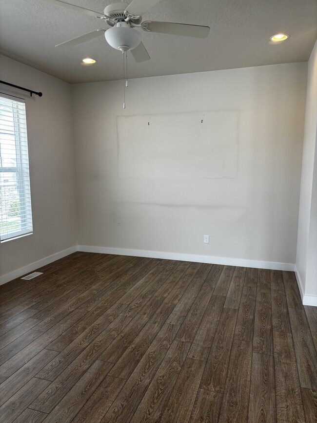 Building Photo - Convenient location