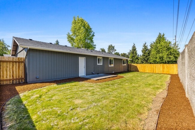 Building Photo - Beautifully Renovated 3-Bedroom Home in Qu...