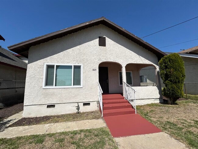 Building Photo - 925 Calzona St