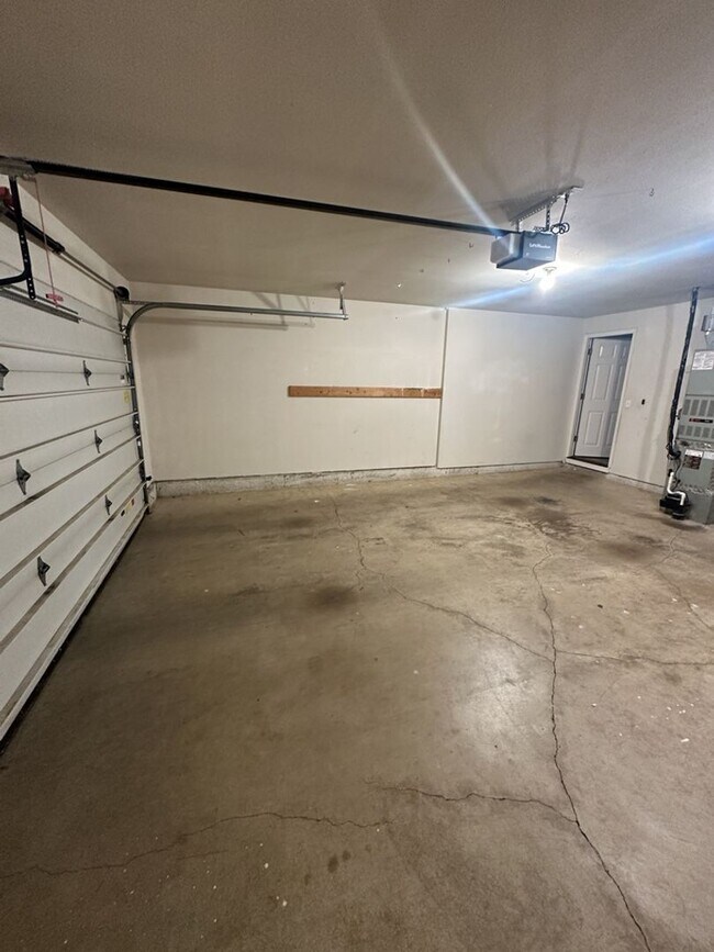 Building Photo - Beautiful single story on large lot in lov...