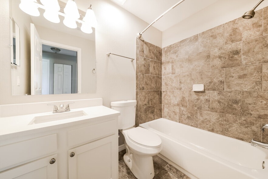 Building Photo - 5362 Trekell St