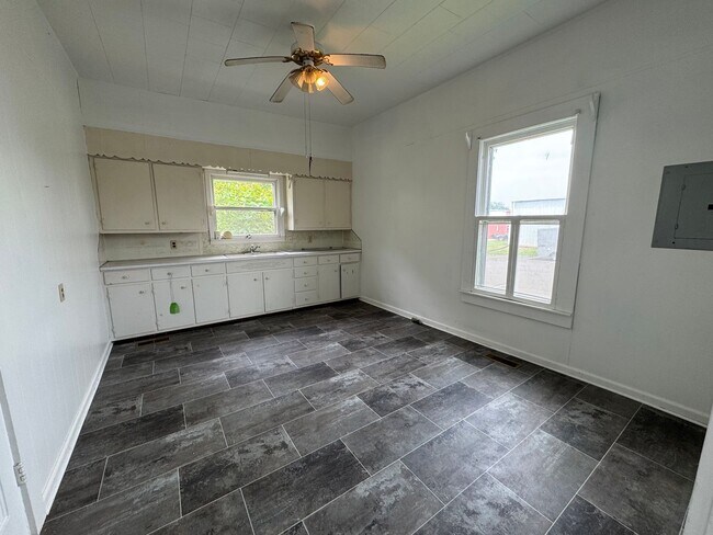 Building Photo - 2 Bed 1 Bath Home Near Campus!!