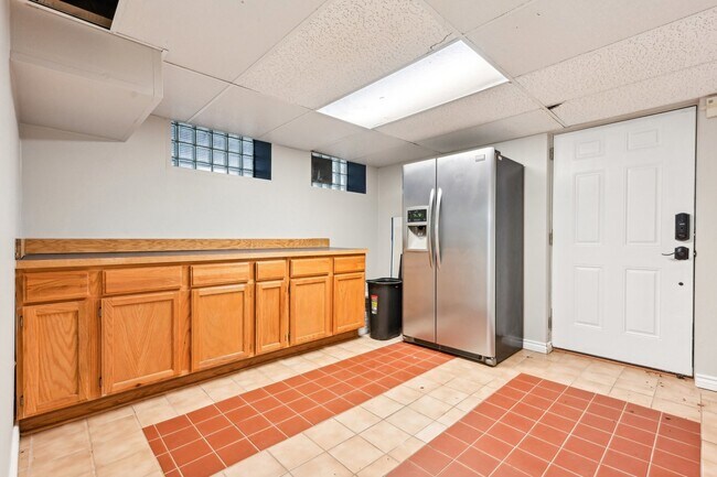 Building Photo - 1420 Oakton St