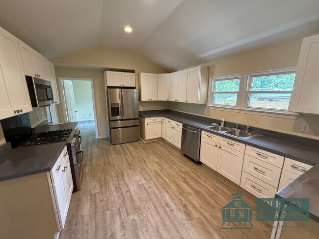 Building Photo - Nice 5 bedroom , 3 bath home located in Mobile.  All approved applications are subject to an 18-m...