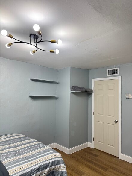 Building Photo - 414 N 60th Way