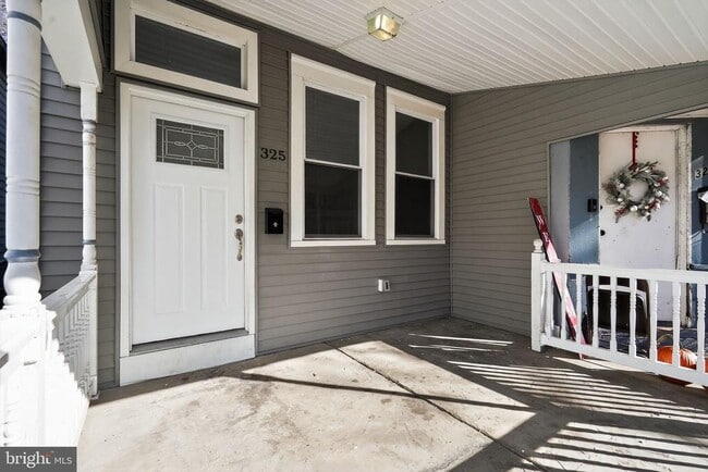 Building Photo - 325 Monmouth St