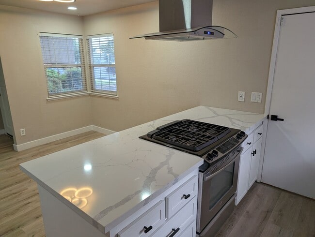 Building Photo - Nice 3 bedroom 2 bathroom Clovis home with modern updates, a nice floor plan and solar. Clovis co...