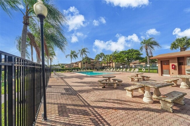 Building Photo - 10035 Winding Lake Rd