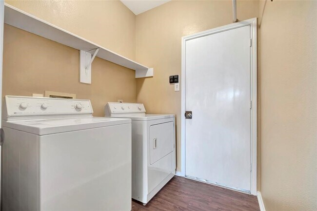 Building Photo - 4323 Ringrose Dr