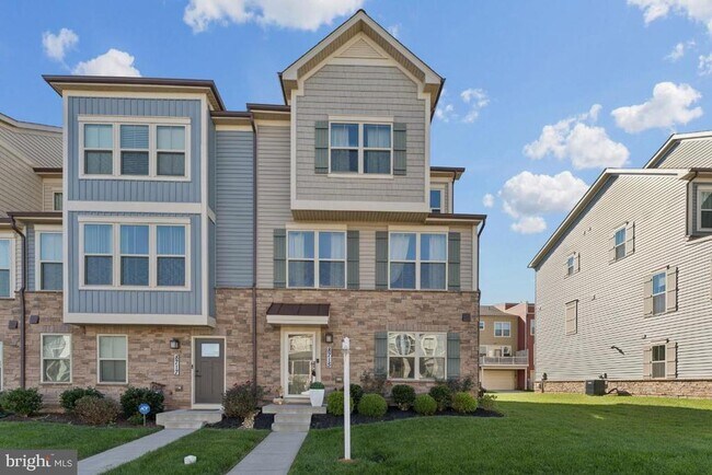 Building Photo - 8715 Shady Pines Dr