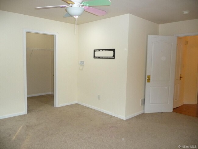 Building Photo - 220 Roosevelt Dr