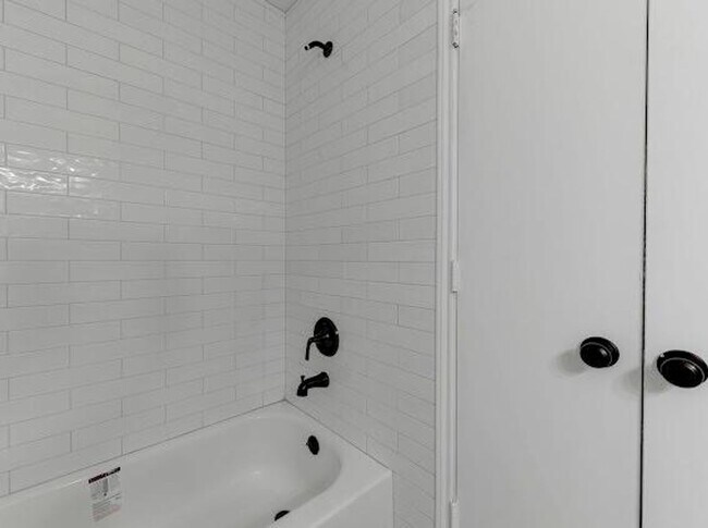 Building Photo - 2BED/ 1.5BATH