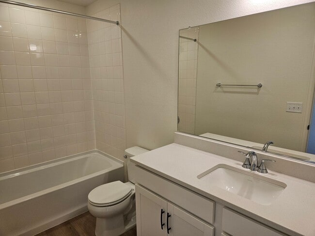 Building Photo - 5 Bed 3.5 Bath Home with a park and Commun...