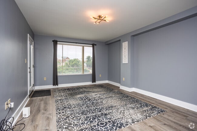 3BR, 2BA - 1,050SF - Living Room - Lake Plaza