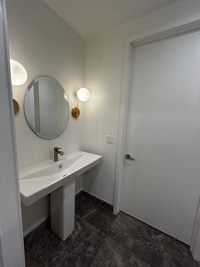 Building Photo - Spacious 930 SF Luxury Condo | Fifth & West | Market District