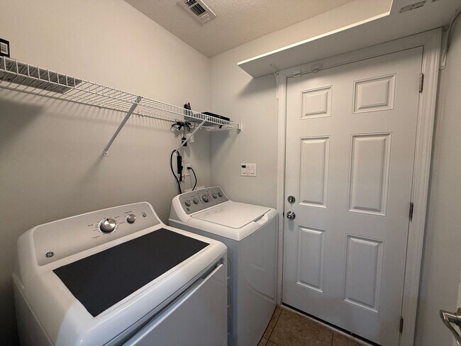 Building Photo - Pensacola - Weatherstone - 4 bedroom, 2 bathroom - w/ lawn care included