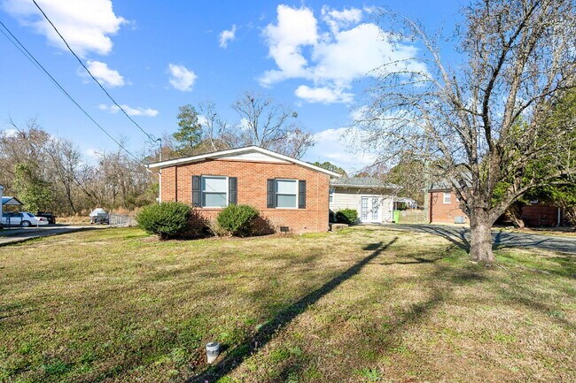 Building Photo - Stylish, Newly-Renovated Home in Raleigh with Great Location!